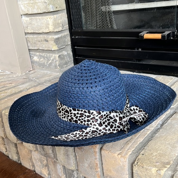 Ladies sun hat. Blue with fabric bow. Size Medium/Large. No tags. - Picture 2 of 3